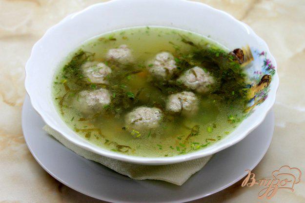 фото рецепта: Легкий суп из фрикадельками, зеленым горошком и паутинкой