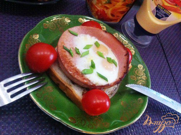 фото рецепта: Завтрак с перепелиными яйцами в колбасе