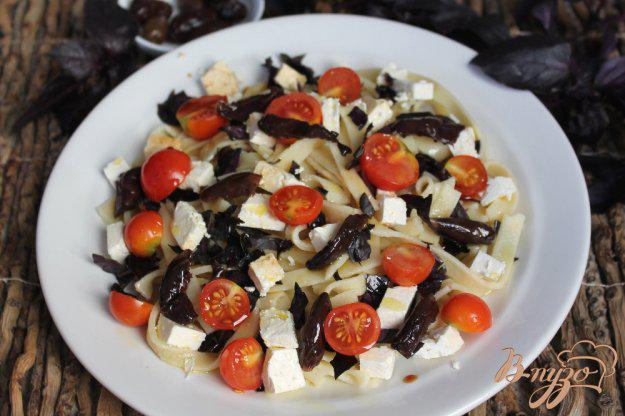 фото рецепта: Тальятелле с помидорами черри, брынзой, базиликом и оливками