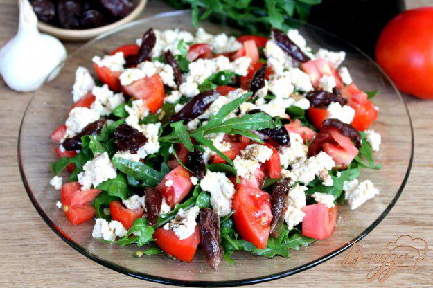 фото рецепта: Салат с помидорами, чесночным творогом и оливками