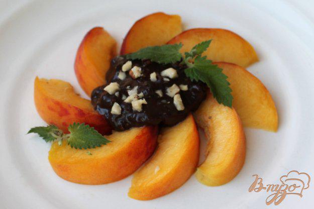 фото рецепта: Персик с шоколадом и орехами