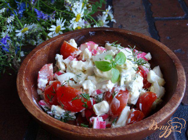 фото рецепта: Салат с черри и крабовыми палочками