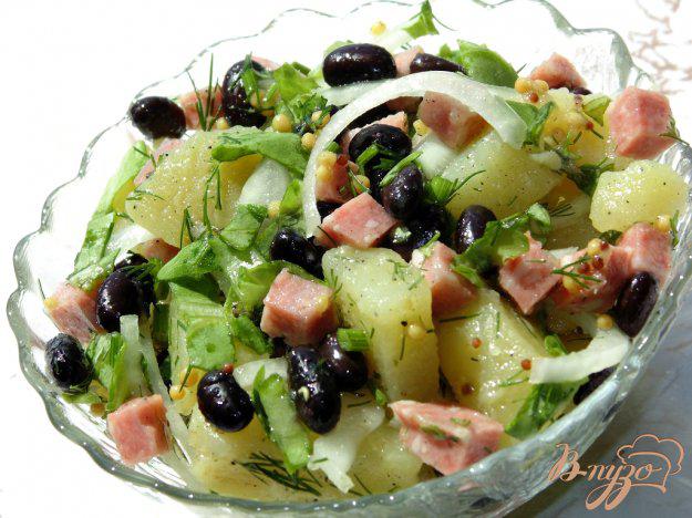 фото рецепта: Картофельный салат с полукопченой колбасой и черной фасолью