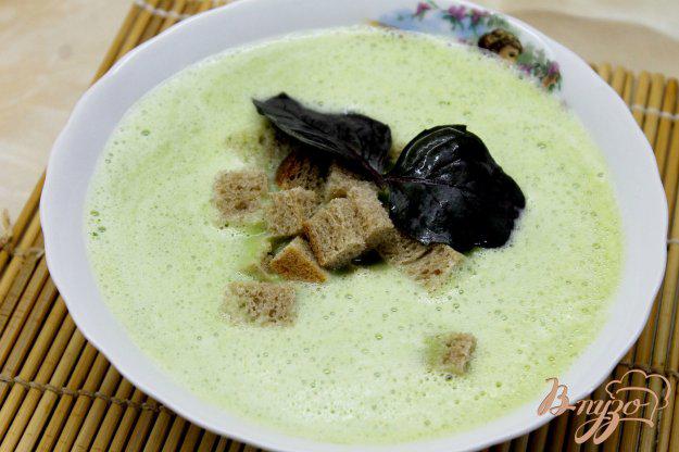 фото рецепта: Сливочный суп - пюре из зеленого горошка и кабачка с сухариками