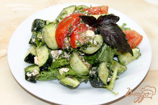 фото рецепта: Салат из свежих овощей с фетой и соусом песто