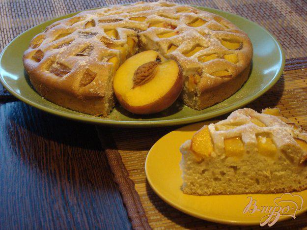 фото рецепта: Сметанный пирог с персиками