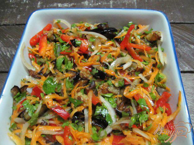 фото рецепта: Пикантный салат из баклажана с морковью и перцем