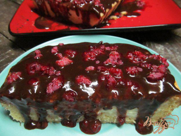 фото рецепта: Творожный пирог с малиной и шоколадом
