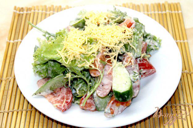 фото рецепта: Салат из охотничьих колбасок с овощами и рукколой
