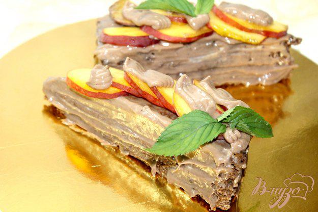 фото рецепта: Тортик с шоколадно - масляным кремом и персиками
