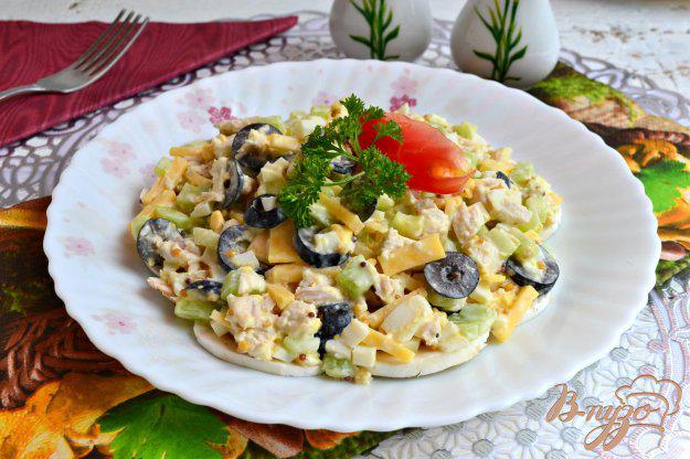 фото рецепта: Салат из сырых шампиньонов с маслинами и курицей