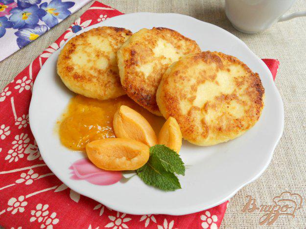 фото рецепта: Сырники с абрикосами