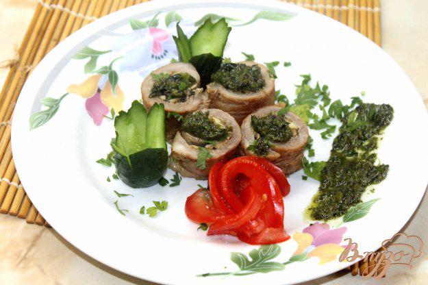 фото рецепта: Свиные рулеты фаршированные грибами и базиликом в соусе