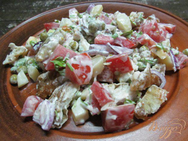 фото рецепта: Овощной салат с жаренным хеком