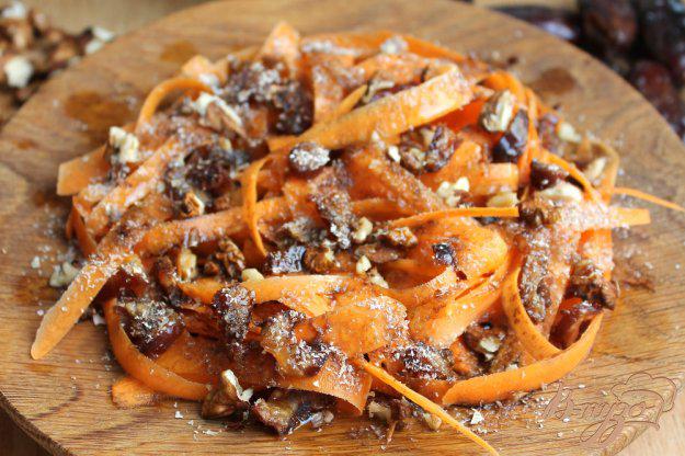 фото рецепта: Морковный салат с финиками , орехами и отрубями