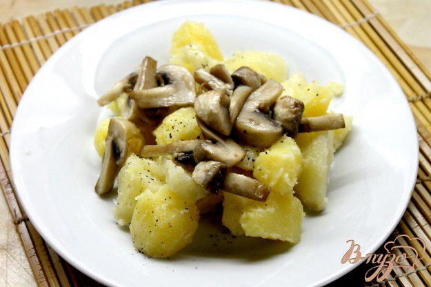 фото рецепта: Молодой отварной картофель с грибами