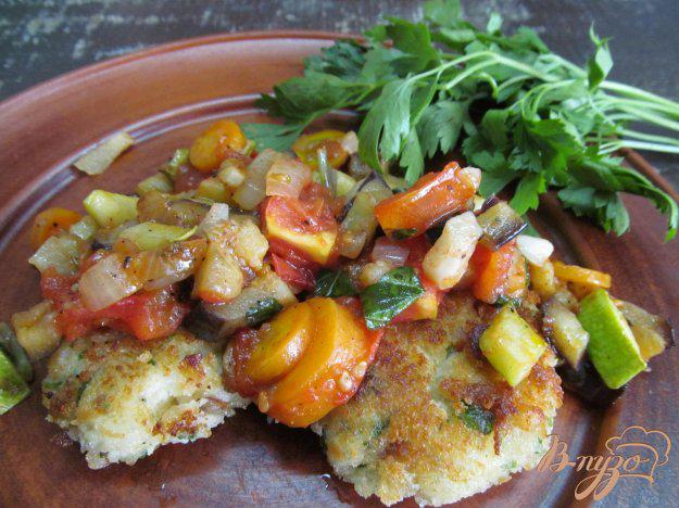 фото рецепта: Картофельные котлеты под овощным соусом