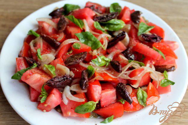 фото рецепта: Салат из печеных баклажан с помидорами, луком и оливками
