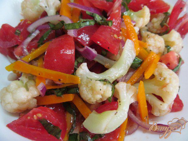 фото рецепта: Салат из помидора с цветной капустой