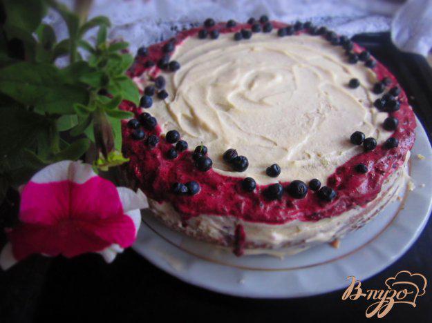 фото рецепта: Бисквитный торт с черникой