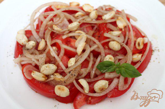 фото рецепта: Салат из помидор с маринованным луком и арахисом