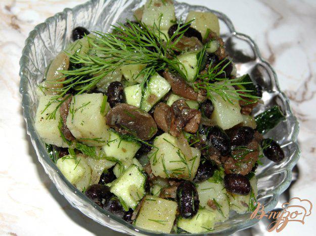 фото рецепта: Картофельный салат с шампиньонами и черной фасолью
