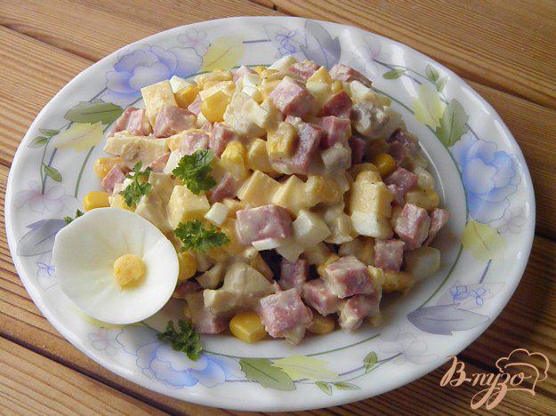 фото рецепта: Салат с сыром и кукурузой