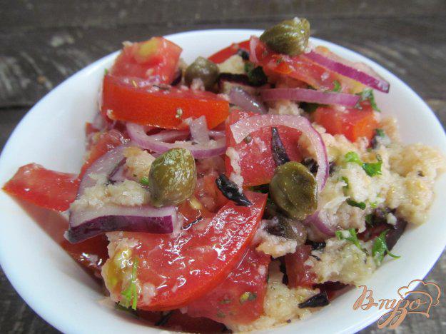 фото рецепта: Помидорный салат с хлебом и каперсами