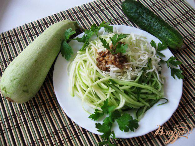фото рецепта: Салат-фреш с кабачками, огурцом и капустой