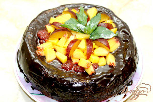 фото рецепта: Домашний шоколадный торт с ягодным вареньем и фруктами