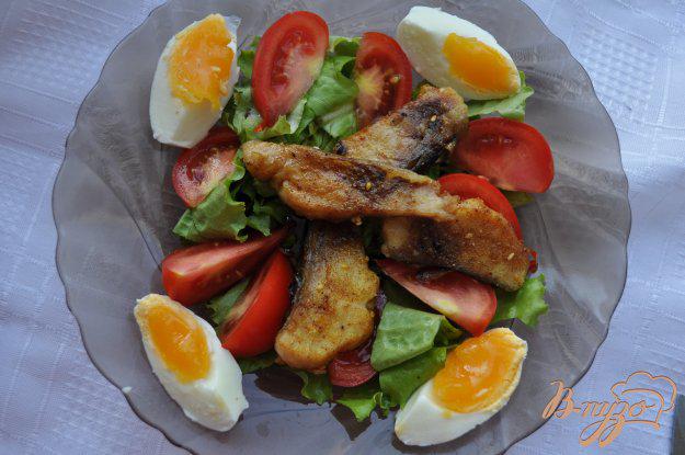 фото рецепта: Салат с рыбой, салатом и соевым соусом