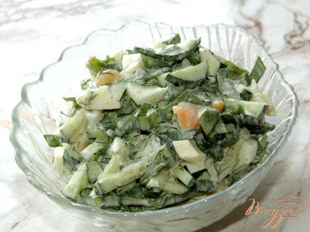 фото рецепта: Яичный салат с щавелем и свежими огурцами