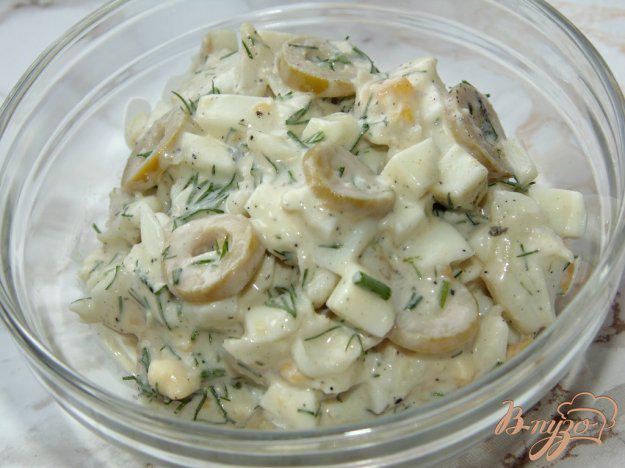 фото рецепта: Рыбный салат с яйцами и зелеными оливками