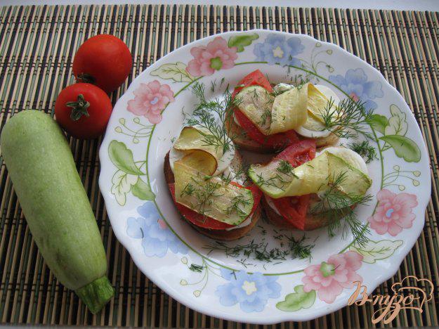 фото рецепта: Тосты с кабачком и помидором