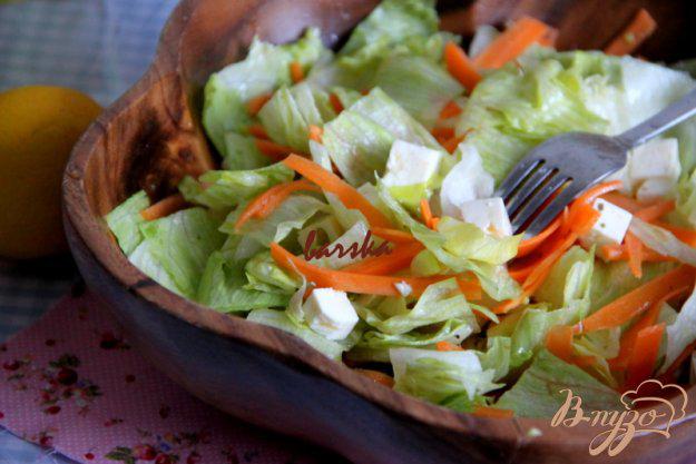 фото рецепта: Зеленый салат с морковью и брынзой