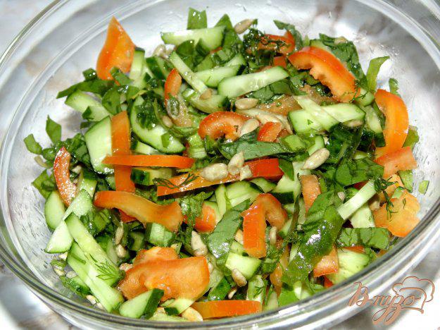 фото рецепта: Овощной салат с щавелем и семенами подсолнечника