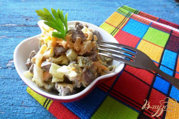 фото рецепта: Салат с куриной печенью,яйцом и маринованным огурцом