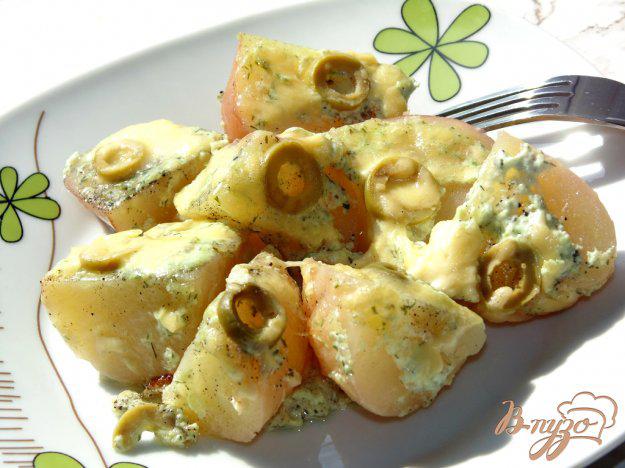 фото рецепта: Картофель запеченный под сметаной с оливками и сыром