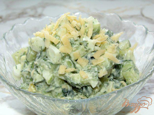 фото рецепта: Яичный салат с огурцом и твердым сыром