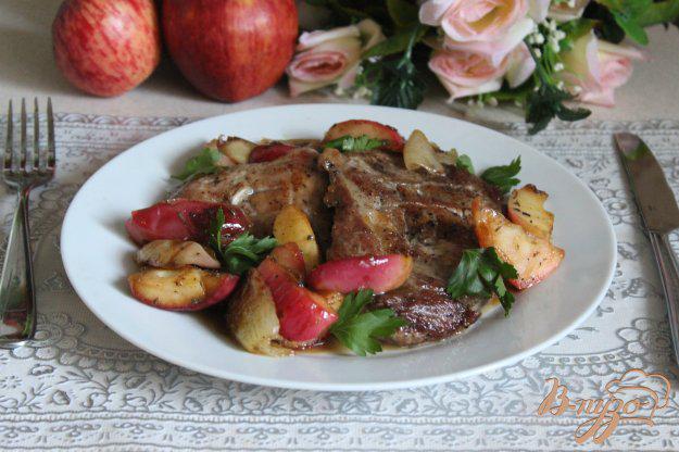 фото рецепта: Свинина с карамелизированными яблоками