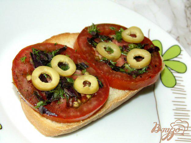 фото рецепта: Тосты с черным помидором и зелеными оливками