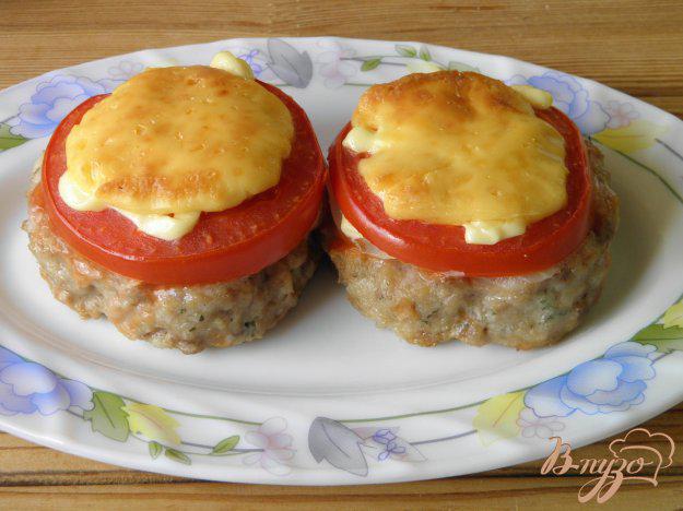 фото рецепта: Котлеты с  помидорами под сырной шапочкой