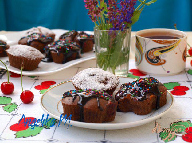 фото рецепта: Шоколадные кексы с вишней
