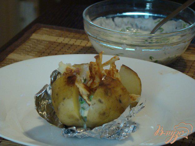 фото рецепта: Запеченый картофель с йогуртовым соусом и жареным сыром