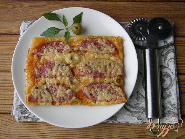 фото рецепта: Пицца с колбасой и оливками