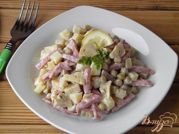 фото рецепта: Салат с шампиньонами и копченой колбасой
