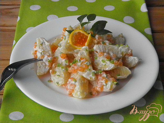 фото рецепта: Картофельный салат с красной икрой