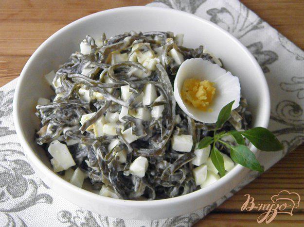фото рецепта: Салат из ламинарии с яйцом