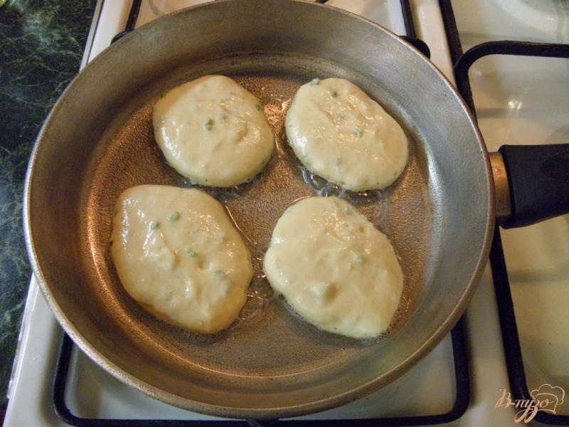 Пышные оладьи с зеленым луком