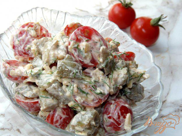 фото рецепта: Салат из баклажана с помидорами черри и твердым сыром
